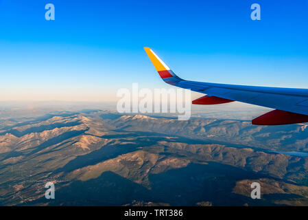 Flügel des Flugzeugs über Berge fliegen. Guadarrama, Navacerrada. Reisen Konzept Stockfoto