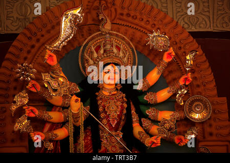 Göttin Durga, eine moderne Anzeige bei Banani Puja Mandap, während der Hindu Festival der Durga Puja, Dhaka, Bangladesch. Stockfoto