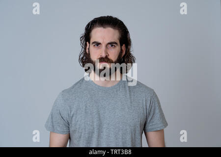 Portrait von wütend und verärgert junge Hipster Mann, wütend, aggressiv und verrückt in die Menschen und die menschlichen Gefühle, Mimik und Missbrauch, Violen Stockfoto