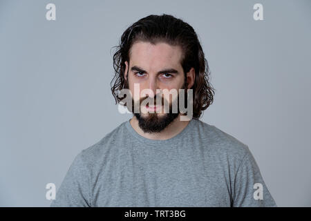 Portrait von wütend und verärgert junge Hipster Mann, wütend, aggressiv und verrückt in die Menschen und die menschlichen Gefühle, Mimik und Missbrauch, Violen Stockfoto