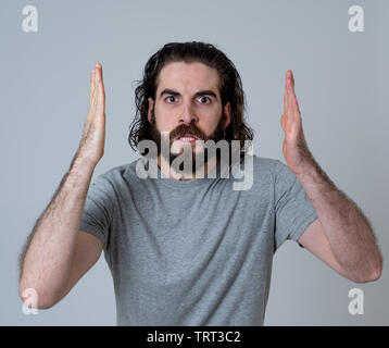 Portrait von wütend und verärgert junge Hipster Mann, wütend, aggressiv und verrückt in die Menschen und die menschlichen Gefühle, Mimik und Missbrauch, Violen Stockfoto