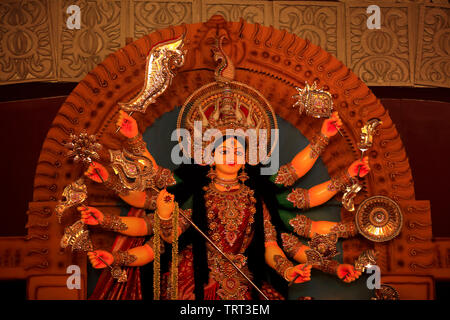 Göttin Durga, eine moderne Anzeige bei Banani Puja Mandap, während der Hindu Festival der Durga Puja, Dhaka, Bangladesch. Stockfoto