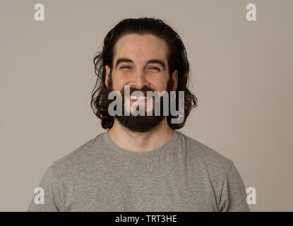 Portrait von attraktiven jungen Modell Mann mit glücklichen Gesicht, schönes Lächeln und lange Haare. Stattliche hipster bärtigen Mann in den 20ern. Studio gedreht. In Menschen Stockfoto