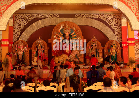 Göttin Durga, eine moderne Anzeige bei Banani Puja Mandap, während der Hindu Festival der Durga Puja, Dhaka, Bangladesch. Stockfoto