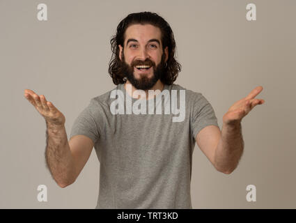 Portrait von lustigen attraktive hipster Mann mit glücklich und überrascht Gesicht an etwas schockierend Gut und unerwartete aufgeregt. Menschliche Gefühle und e Stockfoto