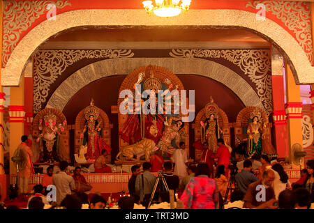 Göttin Durga, eine moderne Anzeige bei Banani Puja Mandap, während der Hindu Festival der Durga Puja, Dhaka, Bangladesch. Stockfoto