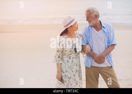 Paar asiatische Frau schöne ältere gerne zusammen Urlaub am Strand entspannen Stockfoto