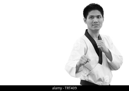 Black Belt Taekwondo mann Wache stehen auf Weiß mit Freistellungspfad Stockfoto
