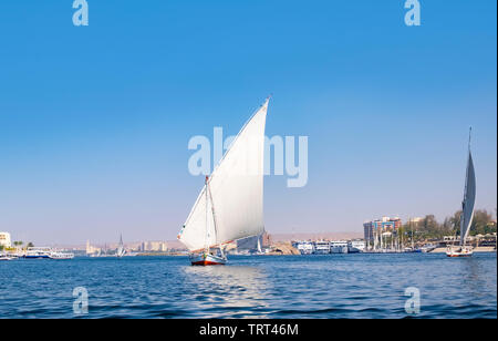 Felucca Segelboot am Nil in der Nähe von Luxor Stockfoto