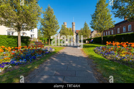 Lady's Wooton Grün in Canterbury; ein öffentlicher Garten in voller Blüte in der Nähe von Kathedrale von Canterbury. Stockfoto