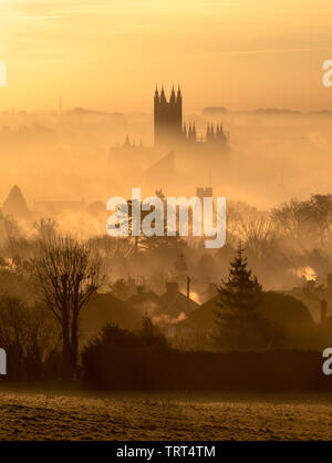 Ein Blick auf die Kathedrale von Canterbury Canterbury und wie die frühen Morgennebel verbrennt bei Sonnenaufgang. Stockfoto