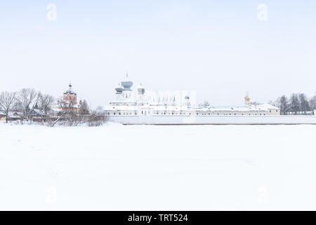 Russische Winterlandschaft mit tichwin Annahme Kloster außen Stockfoto