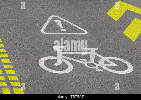 Rad weg Zeichen auf Asphalt. Konzept der Radtouren Sicherheit und aktiven Lebensstil. 3D-Ansicht bei Tag Zeit Stockfoto