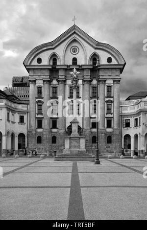 Fassade der Ursulinen Kirche der Heiligen Dreifaltigkeit, Congress Square, Ljubljana, Slowenien, Europa Stockfoto