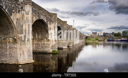 Die Steinbrücke bei Shannonbridge über den Shannon vom County Roscommon in der Provinz Connacht zum County Offaly in der Provinz Leinster Stockfoto