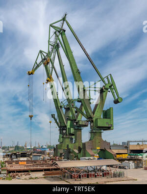 Riesige Kräne in der Danziger Werft. Berühmt für Solidarität Bewegung gestartet von Lech Wałęsa eine unabhängige Gewerkschaft für die Werften in Polen zu bilden Stockfoto