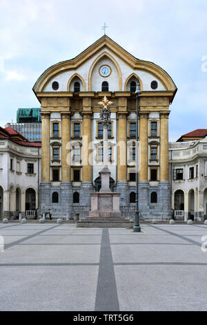 Fassade der Ursulinen Kirche der Heiligen Dreifaltigkeit, Congress Square, Ljubljana, Slowenien, Europa Stockfoto