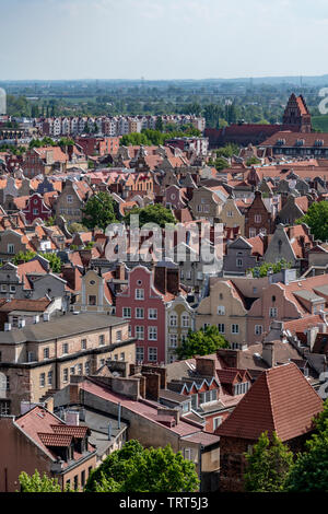 Aus der Vogelperspektive auf die Altstadt von Danzig. Von dem Glockenturm von St. Catherine's Church, auch zu Hause, um die Uhr Tower Museum. Stockfoto