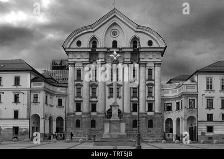 Fassade der Ursulinen Kirche der Heiligen Dreifaltigkeit, Congress Square, Ljubljana, Slowenien, Europa Stockfoto