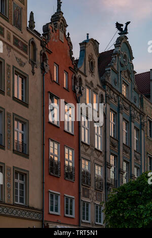 Diese schöne und farbenfrohe Straße namens Langer Markt ist die wichtigsten Touristenattraktionen entfernt, in der Altstadt von Danzig in Polen. Nur innerhalb der Grünen Tor Stockfoto