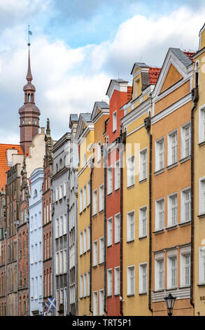Hübsche, bunte Straße namens Chlebnicka in der Altstadt von Danzig in Polen. Stockfoto