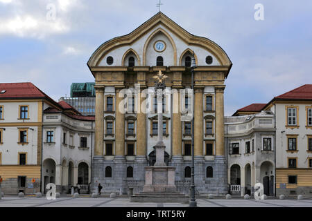 Fassade der Ursulinen Kirche der Heiligen Dreifaltigkeit, Congress Square, Ljubljana, Slowenien, Europa Stockfoto