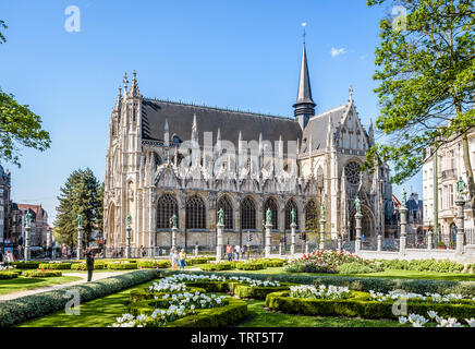 Die Kirche Unserer Lieben Frau von Sablon in Brüssel, Belgien, aus der Petit Sablon öffentlichen Garten an einem sonnigen Frühlingstag gesehen. Stockfoto