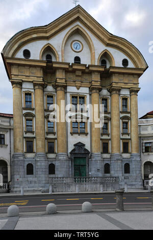 Fassade der Ursulinen Kirche der Heiligen Dreifaltigkeit, Congress Square, Ljubljana, Slowenien, Europa Stockfoto