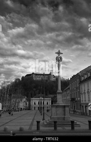 Blick über Congress Square in der Dämmerung, Ljubljana, Slowenien, Europa Stockfoto