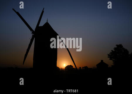 Die aufgehende Sonne am Bertaud Mühle an einem klaren Frühlingsmorgen. Stockfoto