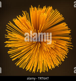 Spaghetti auf schwarzem Hintergrund Stockfoto