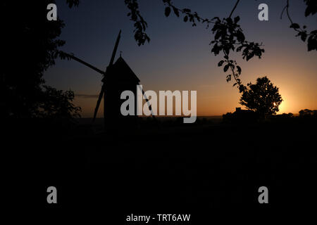 Die aufgehende Sonne am Bertaud Mühle an einem klaren Frühlingsmorgen. Stockfoto