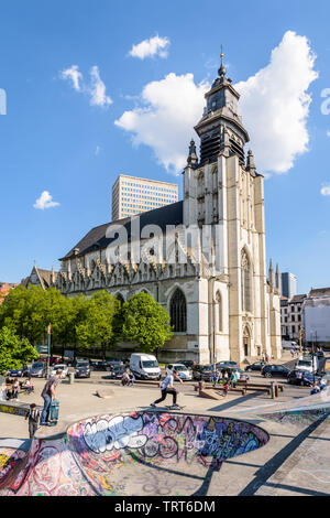 Menschen skateboarding und Ruhen im Skatepark von Quimperlé Quadrat am Fuße der Kirche Unserer Lieben Frau von der Kapelle in Brüssel, Belgien. Stockfoto