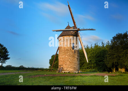 Die aufgehende Sonne am Bertaud Mühle an einem klaren Frühlingsmorgen. Stockfoto