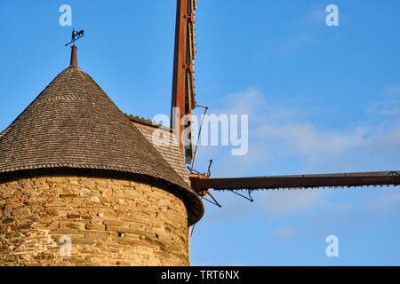 Die aufgehende Sonne am Bertaud Mühle an einem klaren Frühlingsmorgen. Stockfoto