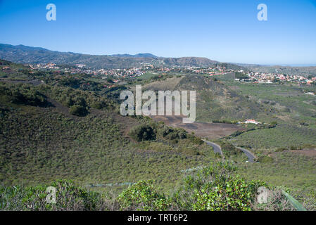 Sicht vom Gipfel Pico de Bandama auf das gebirgige Zentrum im Westen. Stockfoto