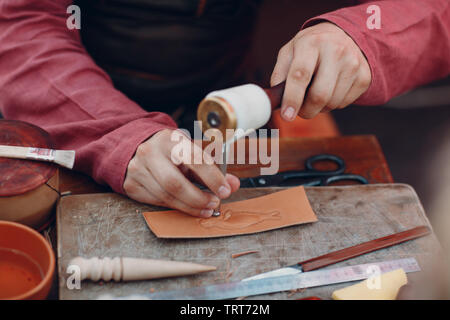 Tanner setzt ein Muster auf Leder Stockfoto