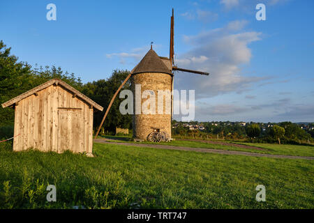 Die aufgehende Sonne am Bertaud Mühle an einem klaren Frühlingsmorgen. Stockfoto