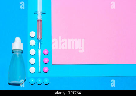 Medizinisches Material und Pillen minimalistisch Flach mit Kopie Speicherplatz auf einem Papier Hintergrund in blau und pink Stockfoto