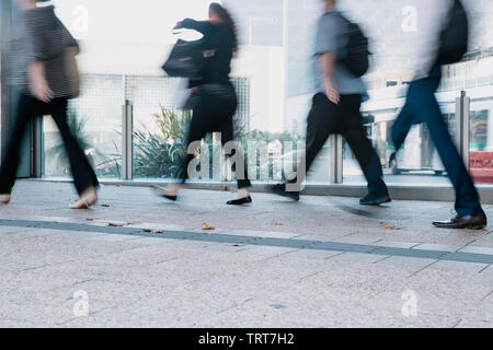 Verschwommene Bewegung Bild der Pendler auf einem Bürgersteig in Perth, Australien. Stockfoto