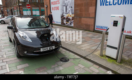 Glasgow, UK. 12. Juni 2019. Klimawandel Sekretär Roseanna Cunningham visits Glasgow Ambition der Stadt Willkommen Erste net in Großbritannien zu werden - Null Stadt. Ms Cunningham trifft sich mit Anna Richardson, Stadt Einberufer für Nachhaltigkeit und CO2-Reduktion, und Barry Carruthers, Leiter Innovation, Nachhaltigkeit und Qualität bei ScottishPower. Credit: Colin Fisher/Alamy leben Nachrichten Stockfoto