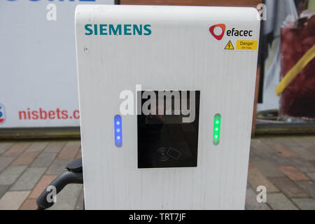 Glasgow, UK. 12. Juni 2019. Klimawandel Sekretär Roseanna Cunningham visits Glasgow Ambition der Stadt Willkommen Erste net in Großbritannien zu werden - Null Stadt. Credit: Colin Fisher/Alamy leben Nachrichten Stockfoto