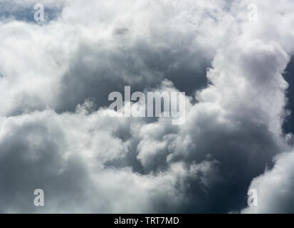 Stilisierte Brooding- und dunkle Wolkenformationen. Metapher: Wirtschaftliche Sturmwolken, Wolken am Horizont, Sturmwolken sammeln sich, düstere Aussichten. Stockfoto