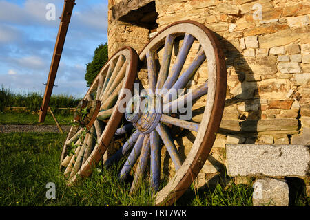 Wagen Räder gegen die Mühle ruht Stockfoto