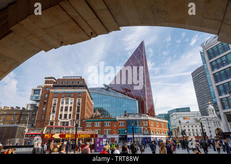 Stadtbild mit Nova, ein auffallend modernes hohes Gebäude von Morpheus London, eine gemischte Verwendung Entwicklung in Belgravia von Victoria Station, Westminster, SW1, UK Stockfoto