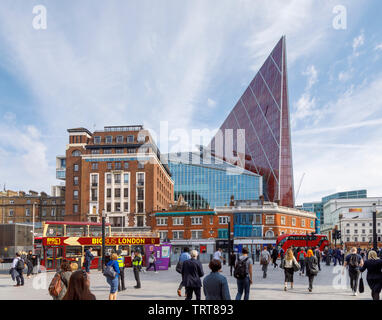 Stadtbild mit Nova, ein auffallend modernes hohes Gebäude von Morpheus London, eine gemischte Verwendung Entwicklung in Belgravia von Victoria Station, Westminster, SW1, UK Stockfoto