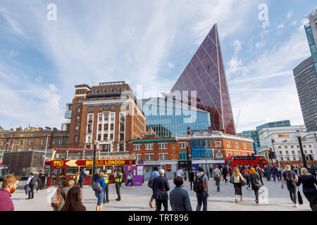 Stadtbild mit Nova, ein auffallend modernes hohes Gebäude von Morpheus London, eine gemischte Verwendung Entwicklung in Belgravia von Victoria Station, Westminster, SW1, UK Stockfoto