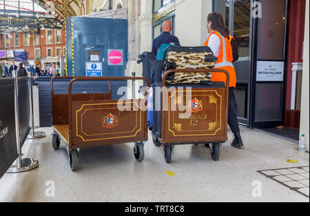 Pullman Gepäck Koffer Trolleys mit Koffern am Eingang zum Belmond Venice Simplon Orient Express Abflughalle, London Victoria Station. Stockfoto