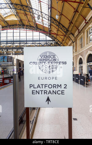 Belmond Venice Simplon Orient Express Abflughalle Check-in Eingang Richtung Schild am Bahnsteig 2 Victoria Station, London SW1 Stockfoto