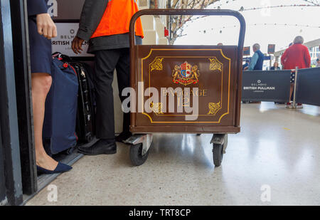 Pullman Gepäck Gepäck Trolley mit Koffern am Eingang zum Belmond Venice Simplon Orient Express Abflughalle, London Victoria Station. Stockfoto